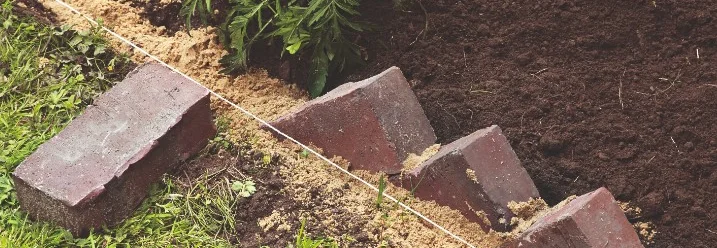 Rasenkante aus Ziegelsteinen